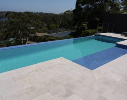 12 Vorteile von Natursteinen in Schwimmbädern